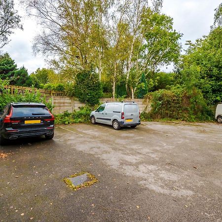 Manchester Comfortable 3 Bedroom House, Free Parking, Wifi & Disneyplus Worsley Exterior foto