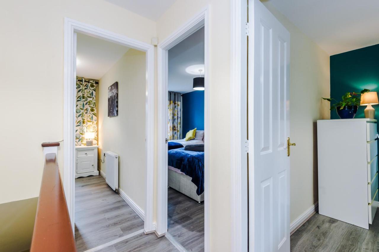 Manchester Comfortable 3 Bedroom House, Free Parking, Wifi & Disneyplus Worsley Exterior foto
