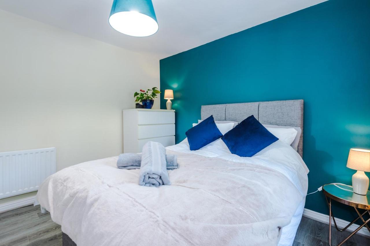 Manchester Comfortable 3 Bedroom House, Free Parking, Wifi & Disneyplus Worsley Exterior foto