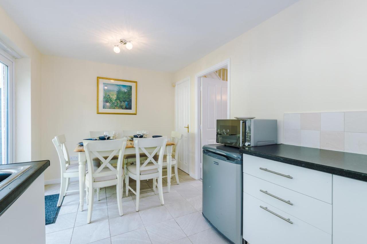 Manchester Comfortable 3 Bedroom House, Free Parking, Wifi & Disneyplus Worsley Exterior foto
