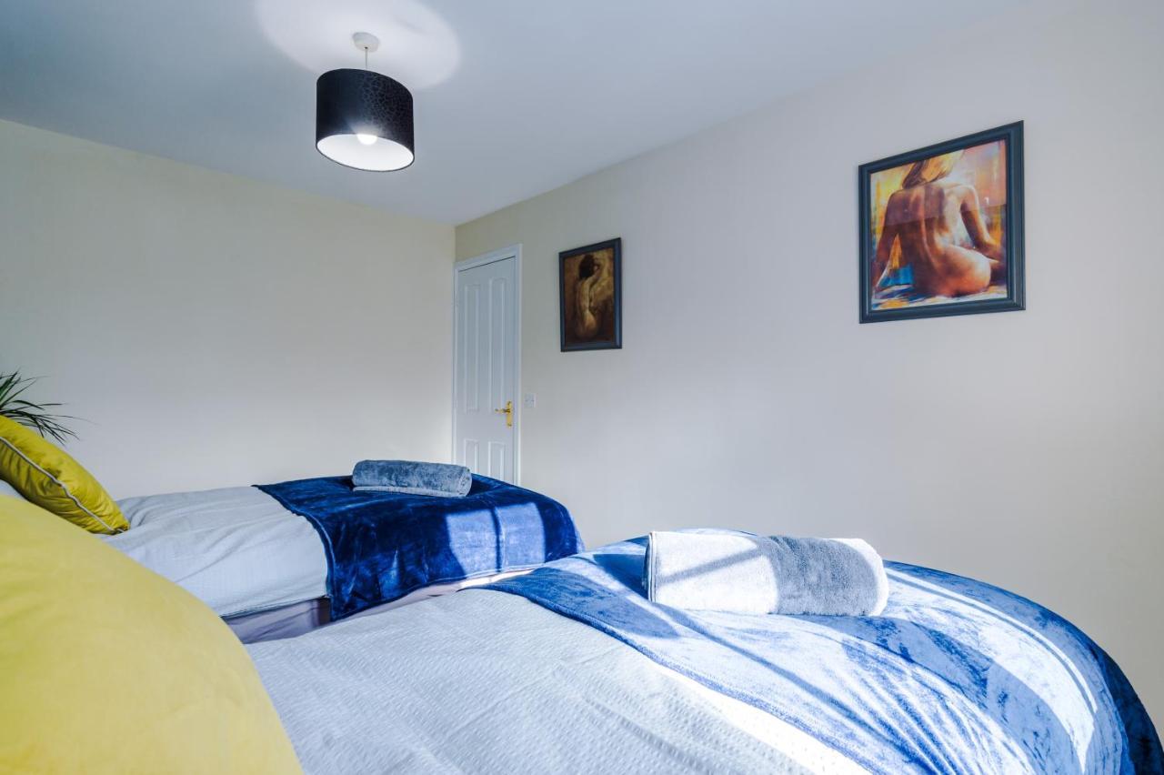 Manchester Comfortable 3 Bedroom House, Free Parking, Wifi & Disneyplus Worsley Exterior foto