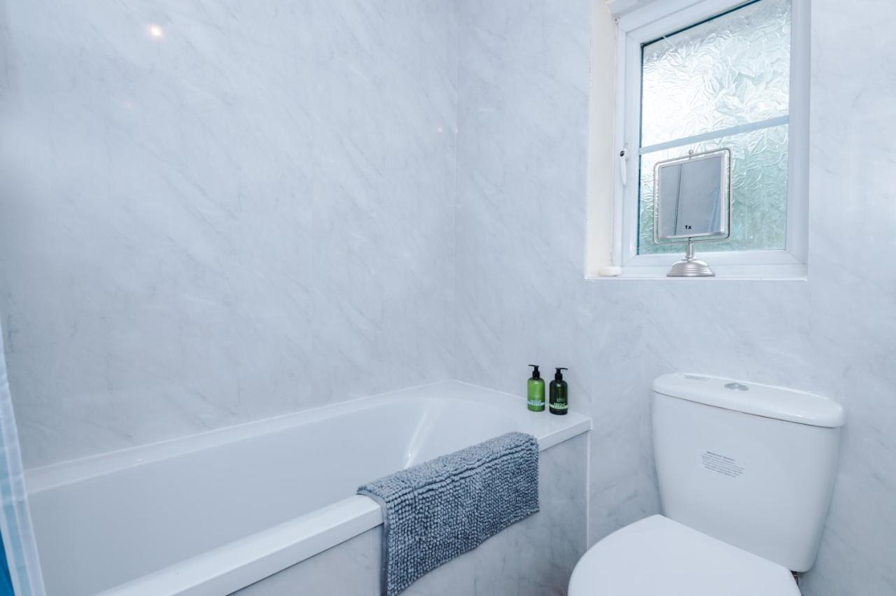 Manchester Comfortable 3 Bedroom House, Free Parking, Wifi & Disneyplus Worsley Exterior foto